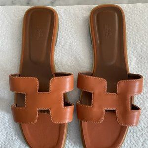 Tan slides size 10
